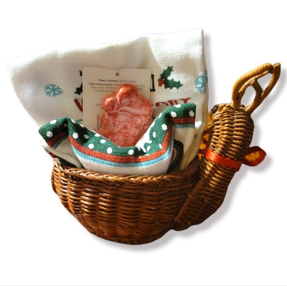 Vtg Woven Reindeer Basket, Christmas Towel, Santa Soap, Red Bow Candy Nuts   Etc - Picture 2 of 2
